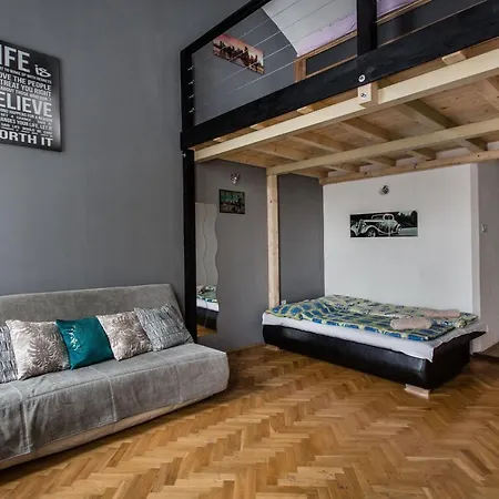 Mickey's Chain Bridge Boedapest